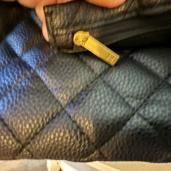 One to one match Chanel Black and Gold Quilted Shoulder Bag - Picture 8 of 10